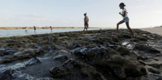 Origem do derramamento de petróleo segue desconhecida