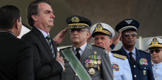 Bolsonaro convoca manifestação autoritária