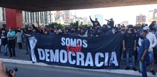 Torcidas organizadas mostram como defender os direitos democráticos