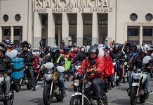 Entregadores e professores fazem ato massivo em São Paulo