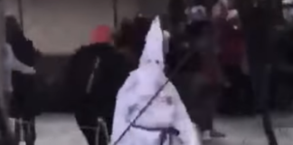 Professor da rede pública aparece vestido de Ku Klux Klan