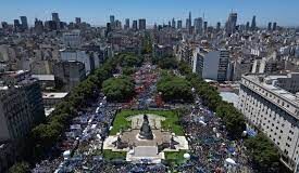 Dia histórico contra Milei: greve geral e mobilização maciça no Congresso