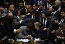 Tarifaço de Trump e contraofensiva da extrema direita para impedir prisão de Bolsonaro