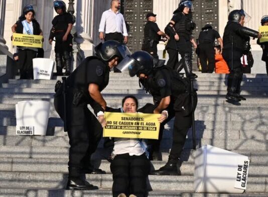 Saque econômico e destruição ambiental: Lei de Glaciares com repressão