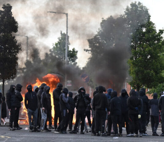 Belfast: a extrema direita desencadeia (novamente) uma onda de violência racista no Reino Unido