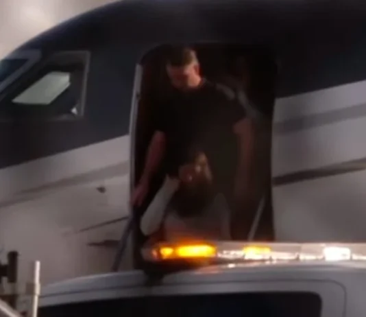 Flávio Bolsonaro foge em avião do narcotráfico