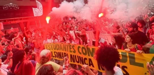 FLÁVIO BOLSONARO JAMAIS! Incendiar as ruas pelo fim da 6×1 e para varrer a extrema direita!
