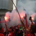 Flávio Bolsonaro Jamais! Seguir incendiando as ruas para derrotar a extrema direita!